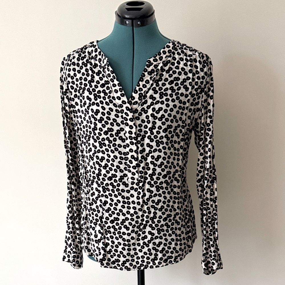 🟢 5/$25 - Loft | Adorable V-Neck Blouse in White with Black Floral Pattern | M